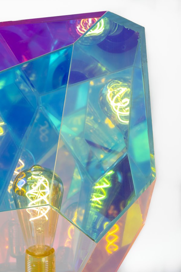 BOLD MONKEY Diamond Dear Tischlampe – regenbogenfarbenes holografisches Acryl und Eisen