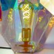 BOLD MONKEY Diamond Dear Tischlampe – regenbogenfarbenes holografisches Acryl und Eisen