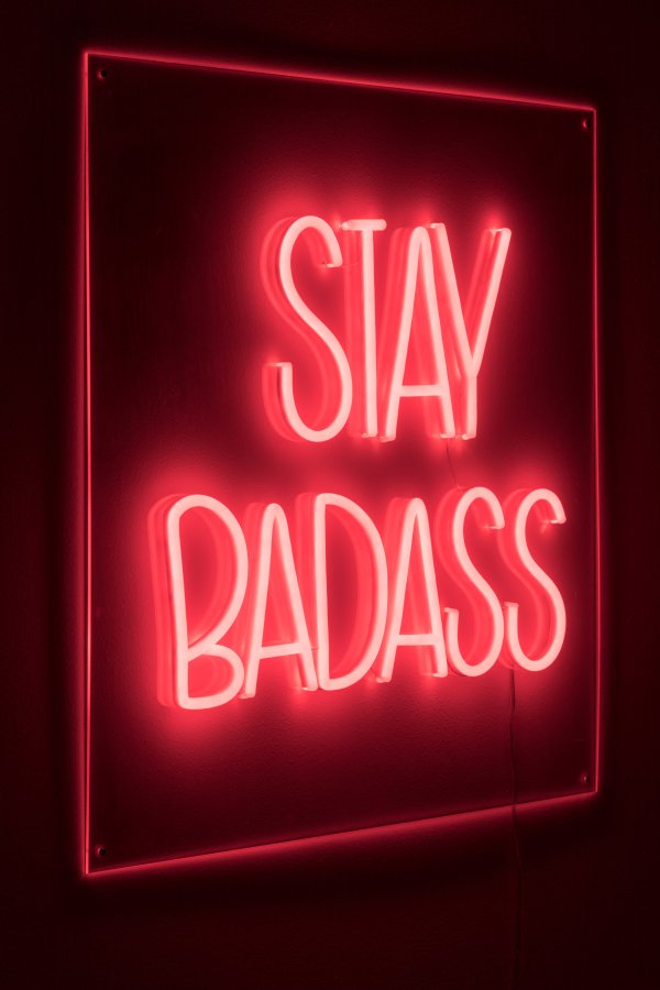 BOLD MONKEY Stay Badass LED-Neonlichtschild, quadratisch – rotes PVC und Acryl (80 x 80)