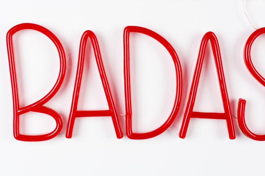 BOLD MONKEY Stay Badass LED-Neonlichtschild, quadratisch – rotes PVC und Acryl (80 x 80)