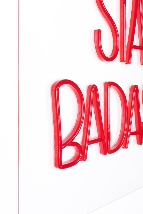 BOLD MONKEY Stay Badass LED-Neonlichtschild, quadratisch – rotes PVC und Acryl (80 x 80)