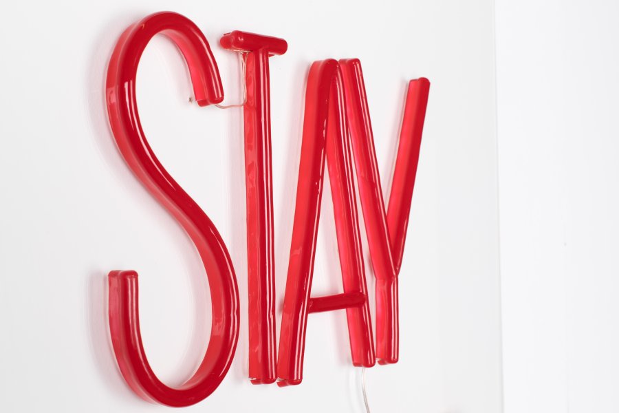 BOLD MONKEY Stay Badass LED-Neonlichtschild, quadratisch – rotes PVC und Acryl (80 x 80)