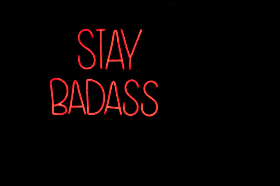 BOLD MONKEY Stay Badass LED-Neonlichtschild, quadratisch – rotes PVC und Acryl (80 x 80)