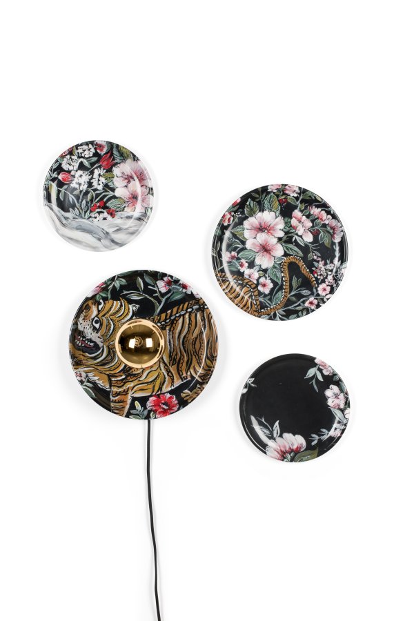 BOLD MONKEY No Food Here vegglampe - jernplater med vinyltrykt flerfarget tiger (sett med 4)