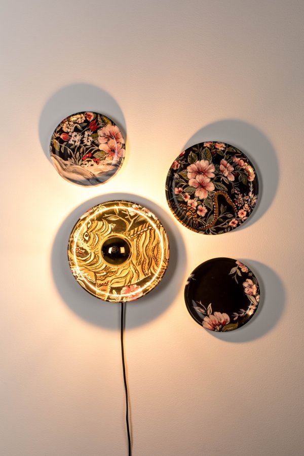 BOLD MONKEY No Food Here vegglampe - jernplater med vinyltrykt flerfarget tiger (sett med 4)