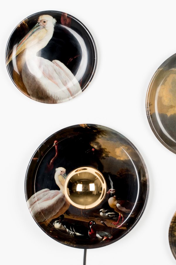 BOLD MONKEY No Food Here Wandlampe – Eisenplatten mit mehrfarbigen Vögeln aus Vinyldruck (4er-Set)