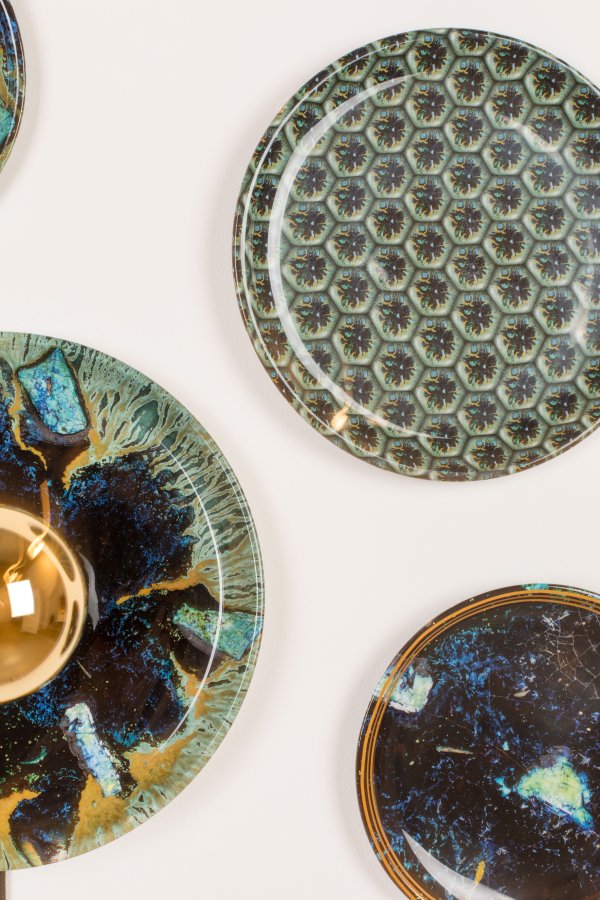 BOLD MONKEY No Food Here Wandleuchte – Eisenplatten mit mehrfarbigem Sechseck-Vinyldruck (4er-Set)