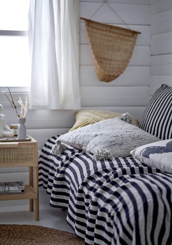 BLOOMINGVILLE Manon sidebord, m. lge og hylde, rektangulr - natur fyrretr/MDF og rattan (49x35)