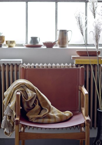 BLOOMINGVILLE Ollie Loungesessel mit Armlehnen – natürliches Teakholz und braunes Leder