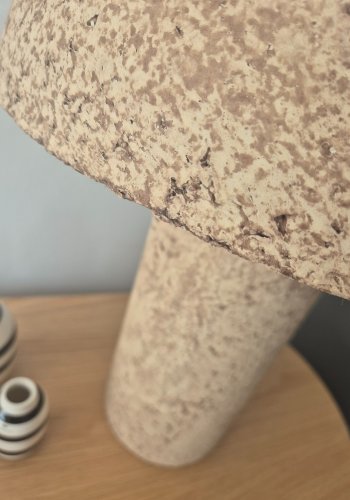 HOUSE NORDIC Astley bordlampe - steingr pappmach