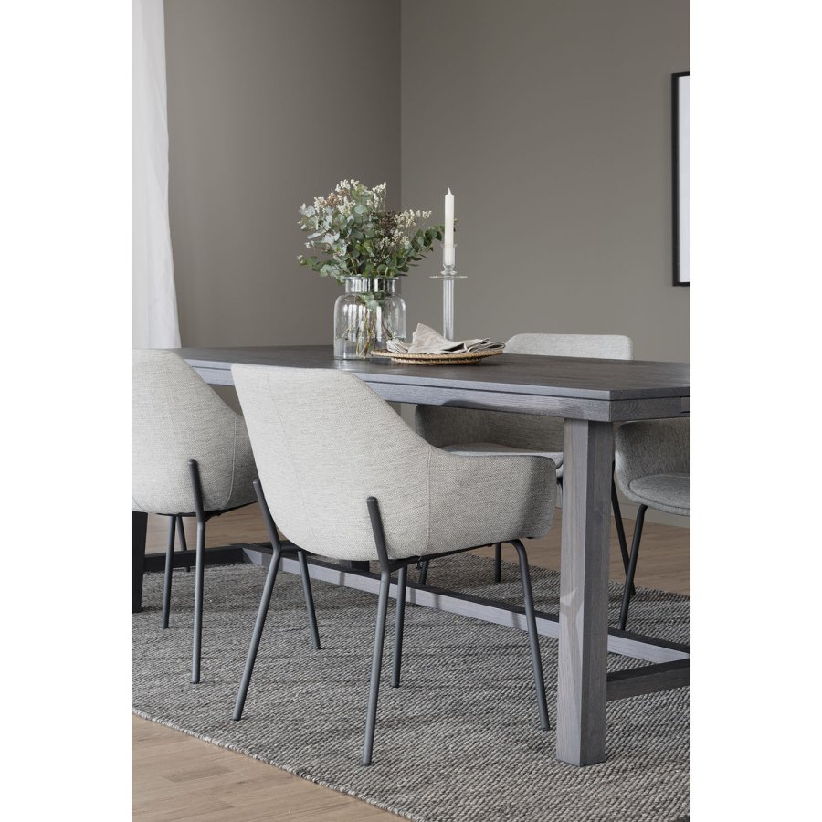 ROWICO Haley Esszimmerstuhl, mit Armlehnen – hellgrauer Stoff und schwarze Metallbeine