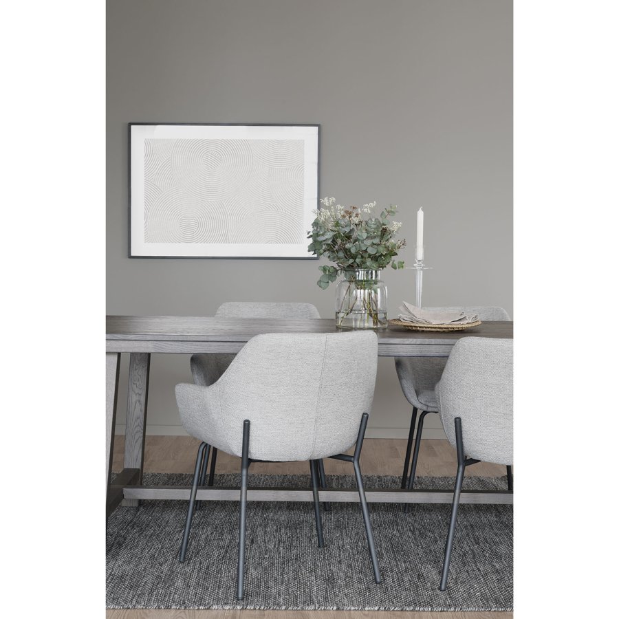 ROWICO Haley Esszimmerstuhl, mit Armlehnen – hellgrauer Stoff und schwarze Metallbeine