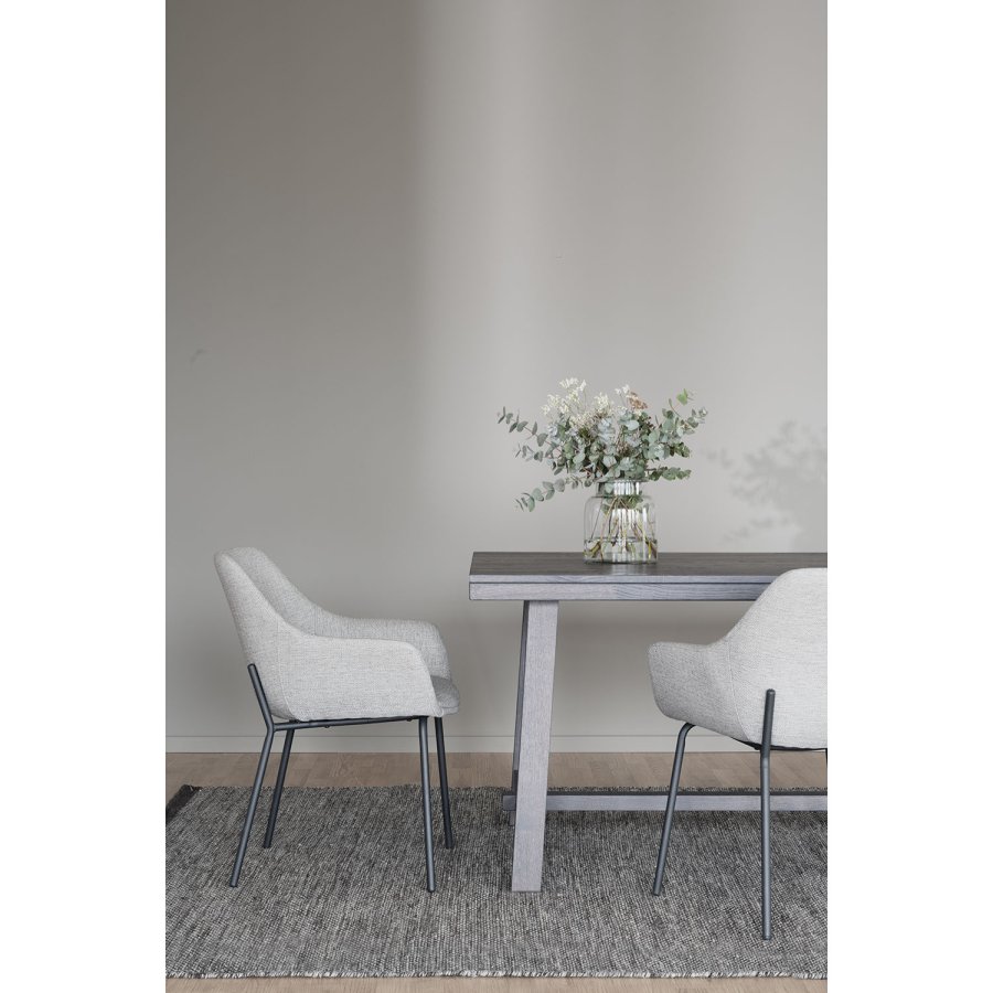 ROWICO Haley Esszimmerstuhl, mit Armlehnen – hellgrauer Stoff und schwarze Metallbeine