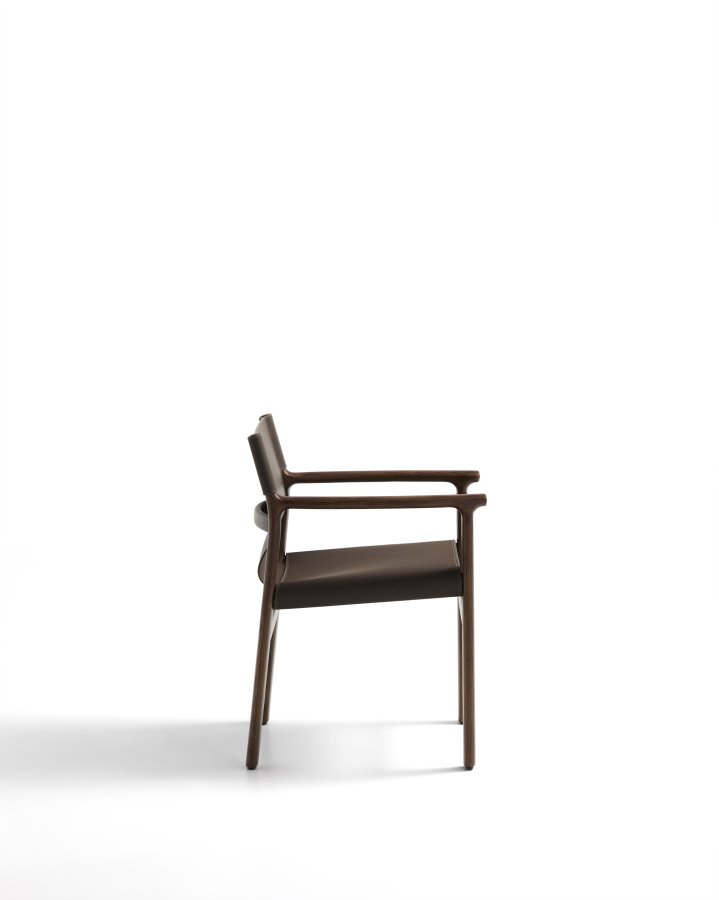 KAVE HOME Jan-stol laget av mrkebrune resirkulerte lrfibre og FSC 100 % heltre ask med valntt