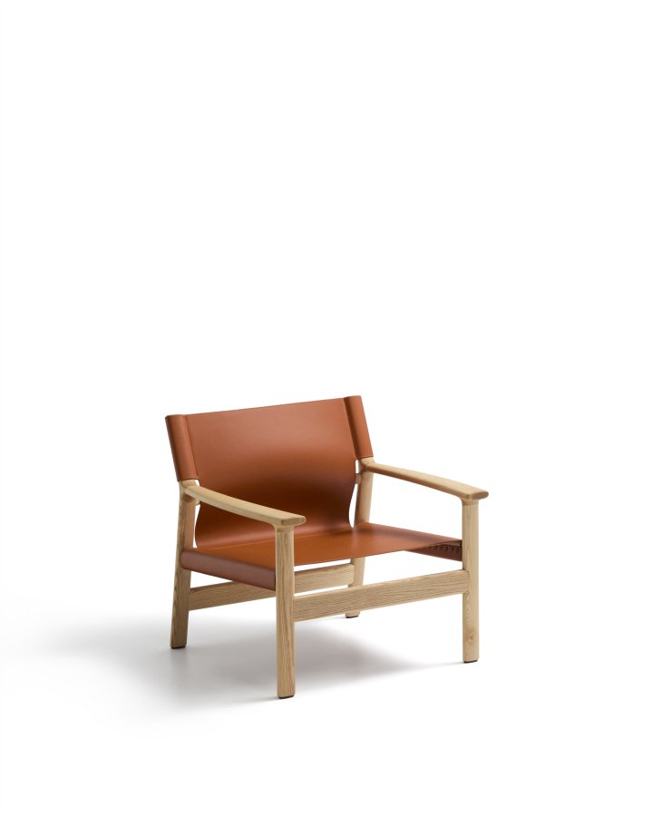 KAVE HOME Jan lenestol laget av lysebrune resirkulerte lrfibre og FSC 100 % heltre ask med