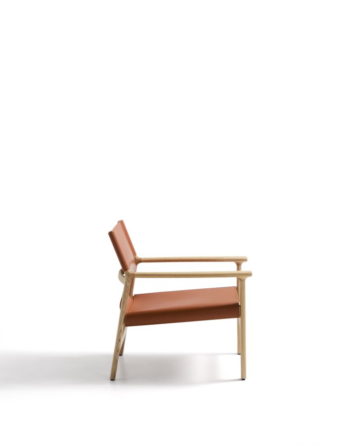 KAVE HOME Jan lenestol laget av lysebrune resirkulerte lrfibre og FSC 100 % heltre ask med