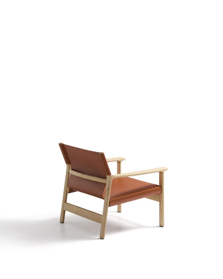 KAVE HOME Jan lenestol laget av lysebrune resirkulerte lrfibre og FSC 100 % heltre ask med