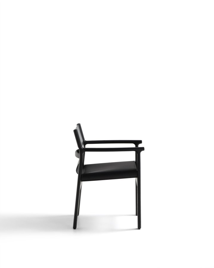 KAVE HOME Jan-stol laget av svarte resirkulerte lrfibre og FSC 100 % heltre ask med svarte finner