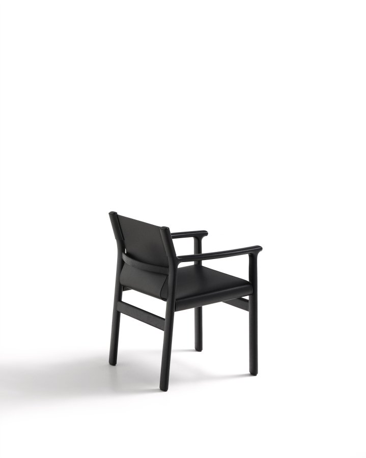 KAVE HOME Jan-stol laget av svarte resirkulerte lrfibre og FSC 100 % heltre ask med svarte finner