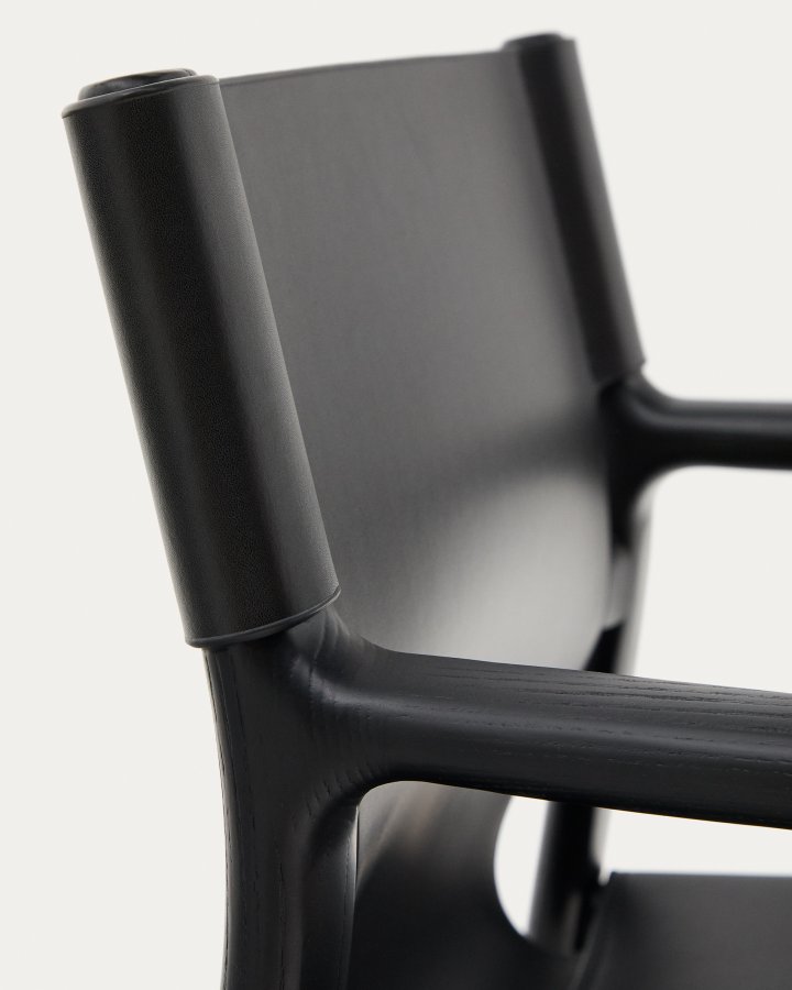 KAVE HOME Jan-stol laget av svarte resirkulerte lrfibre og FSC 100 % heltre ask med svarte finner