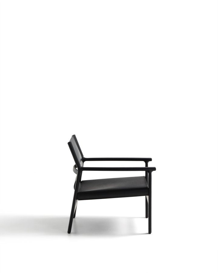 KAVE HOME Jan lenestol laget av svarte resirkulerte lrfibre og FSC 100 % heltre ask med svart