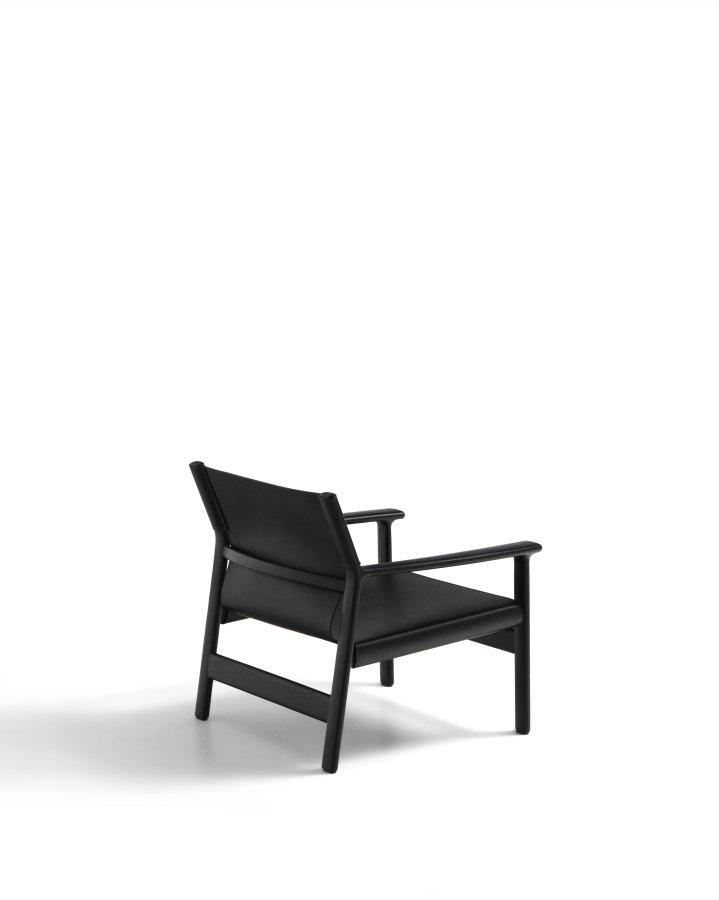 KAVE HOME Jan lenestol laget av svarte resirkulerte lrfibre og FSC 100 % heltre ask med svart