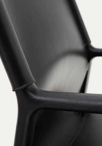 KAVE HOME Jan lenestol laget av svarte resirkulerte lrfibre og FSC 100 % heltre ask med svart