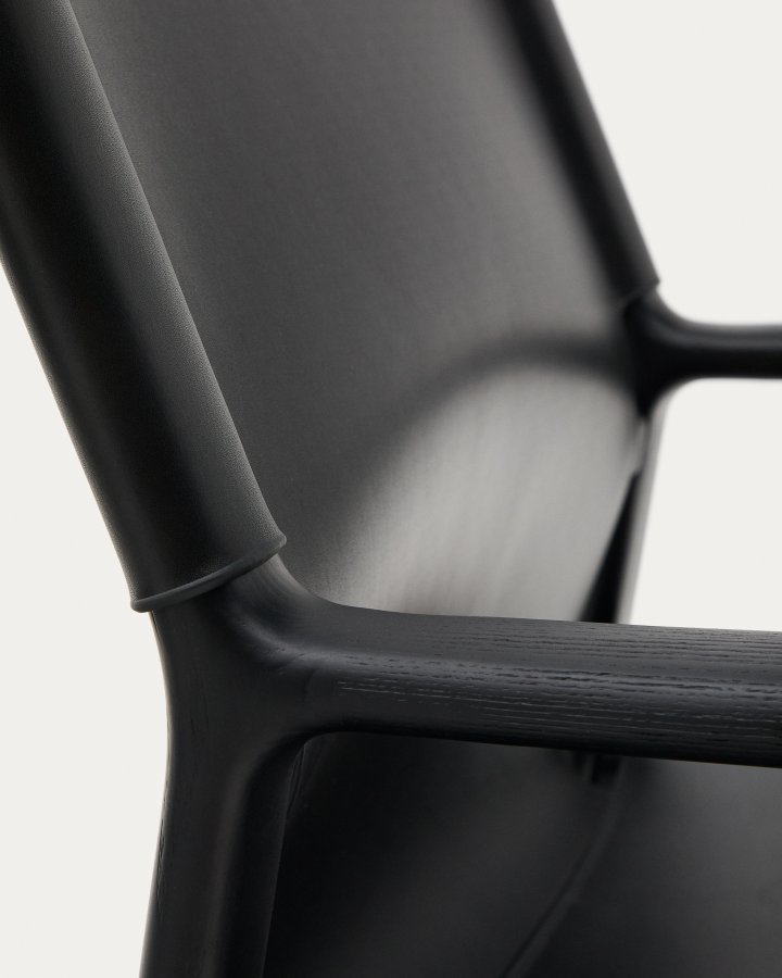 KAVE HOME Jan lenestol laget av svarte resirkulerte lrfibre og FSC 100 % heltre ask med svart