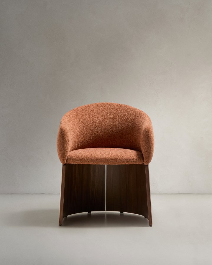 KAVE HOME Bosca l�nestol, m. arml�n - terrakotta chenille stof og valn�ddefin&eacute;r