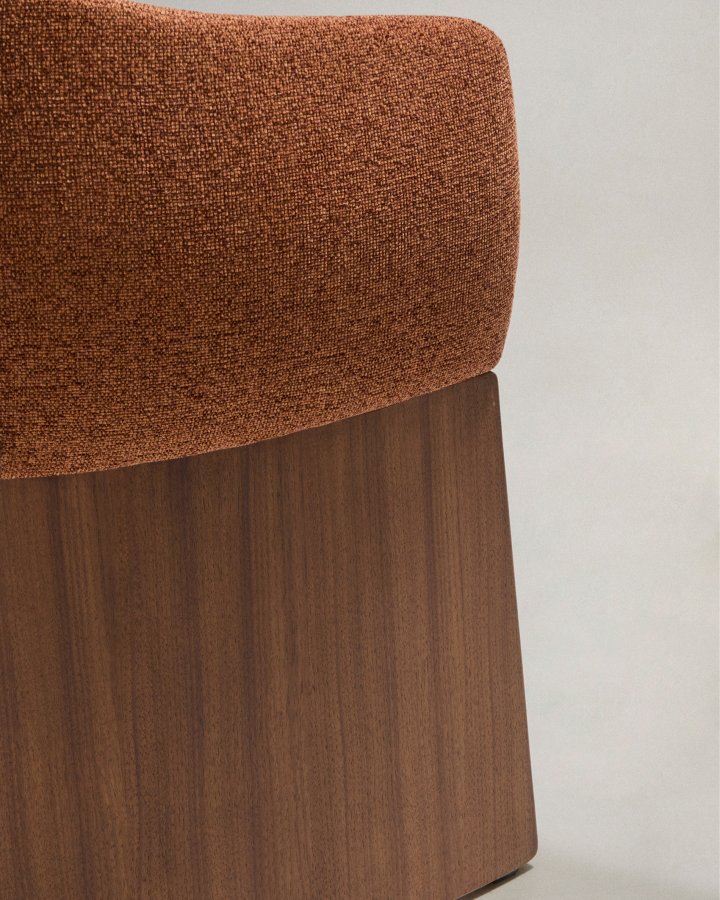 KAVE HOME Bosca l�nestol, m. arml�n - terrakotta chenille stof og valn�ddefin&eacute;r