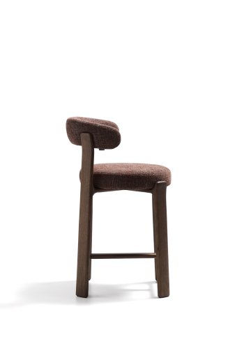 KAVE HOME Granittkrakk i brun chenille og heltre ask med valnttfarget finish FSC 100% 65