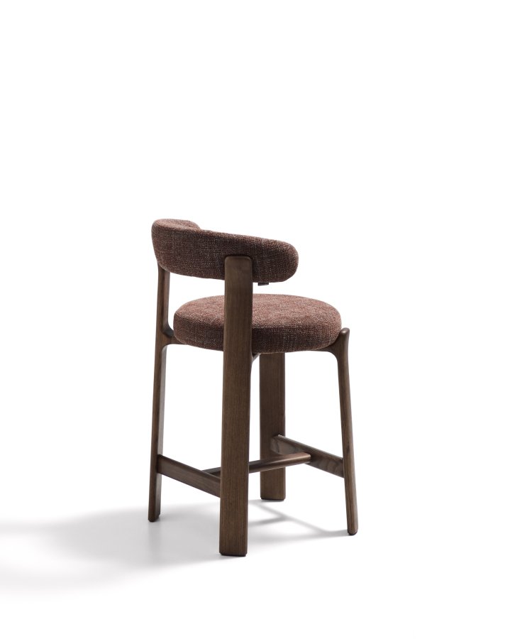 KAVE HOME Granittkrakk i brun chenille og heltre ask med valnttfarget finish FSC 100% 65