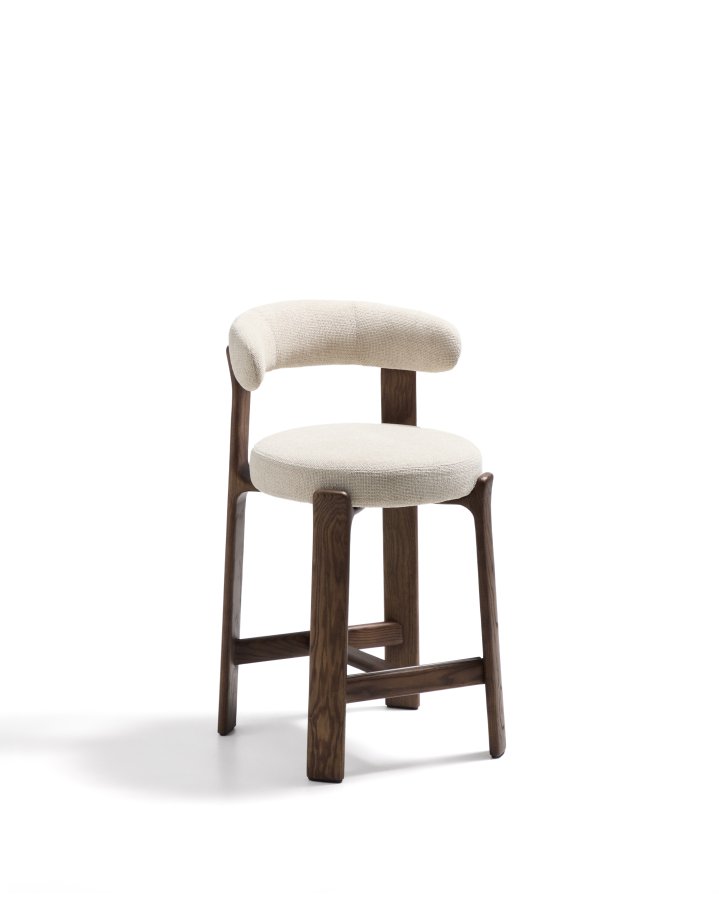 KAVE HOME Granittkrakk i beige chenille og heltre ask med valnttfarget finish FSC 100% 65