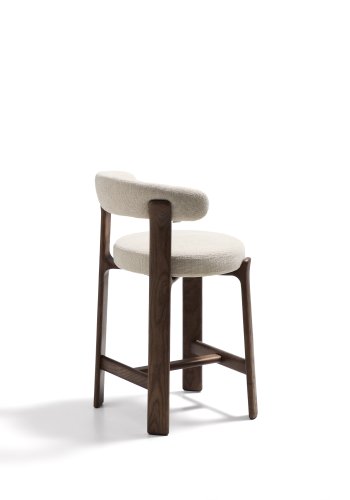 KAVE HOME Granittkrakk i beige chenille og heltre ask med valnttfarget finish FSC 100% 65