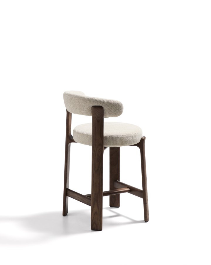 KAVE HOME Granittkrakk i beige chenille og heltre ask med valnttfarget finish FSC 100% 65