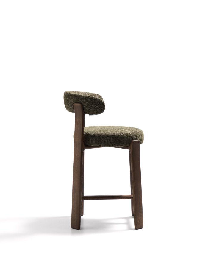 KAVE HOME Granittkrakk i grnn chenille og heltre ask med valnttfarget finish FSC 100% 65