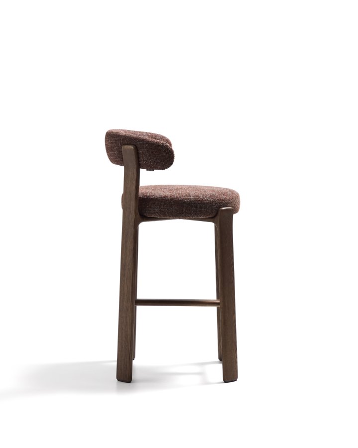 KAVE HOME Granittkrakk i brun chenille og heltre ask med valnttfarget finish FSC 100% 75