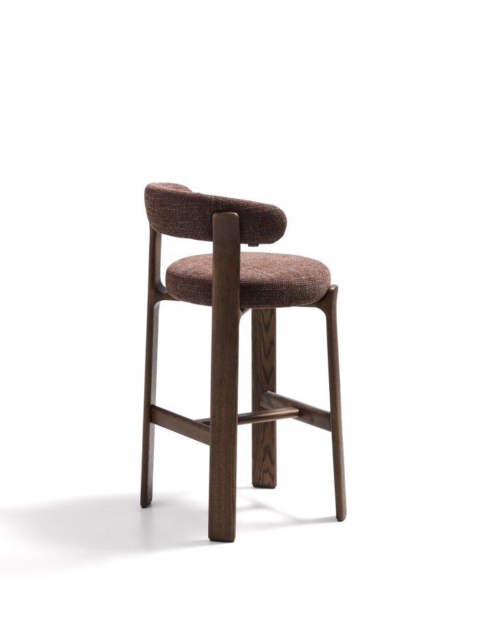 KAVE HOME Granittkrakk i brun chenille og heltre ask med valnttfarget finish FSC 100% 75