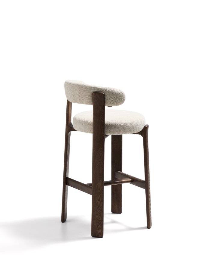 KAVE HOME Granittkrakk i beige chenille og heltre ask med valnttfarget finish FSC 100% 75