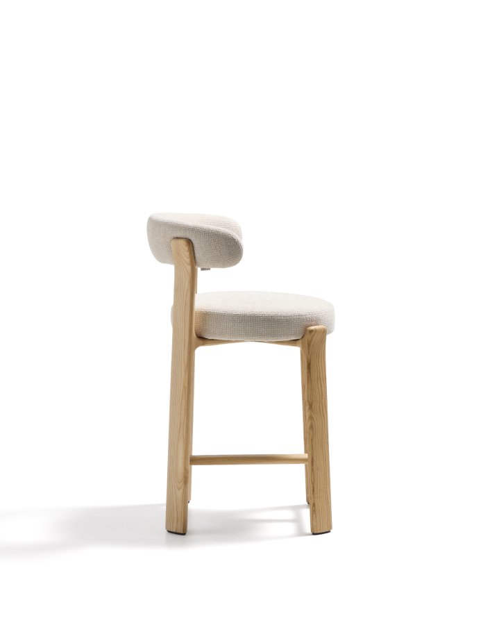 KAVE HOME Granittkrakk i beige chenille og heltre ask med naturlig finish FSC 100% 65 cm