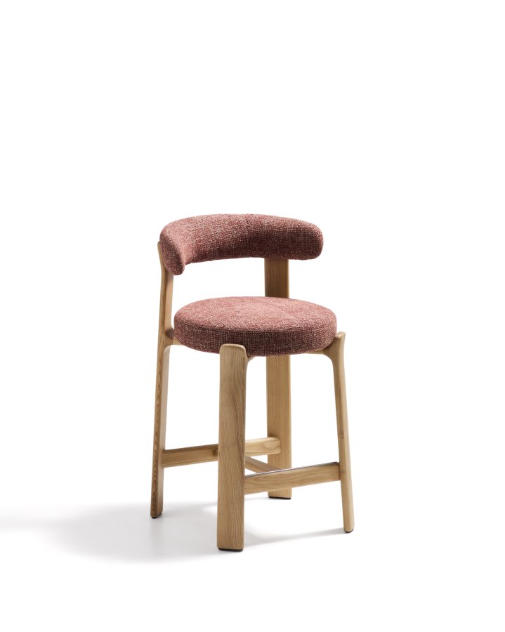 KAVE HOME Granittkrakk i terrakotta chenille og heltre ask med naturlig finish FSC 100%