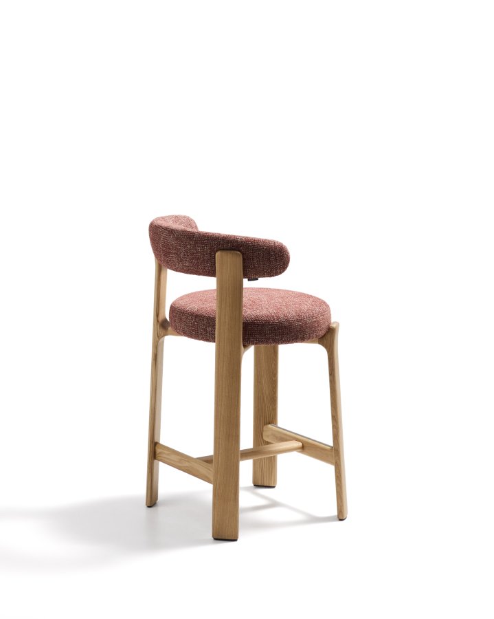 KAVE HOME Granittkrakk i terrakotta chenille og heltre ask med naturlig finish FSC 100%