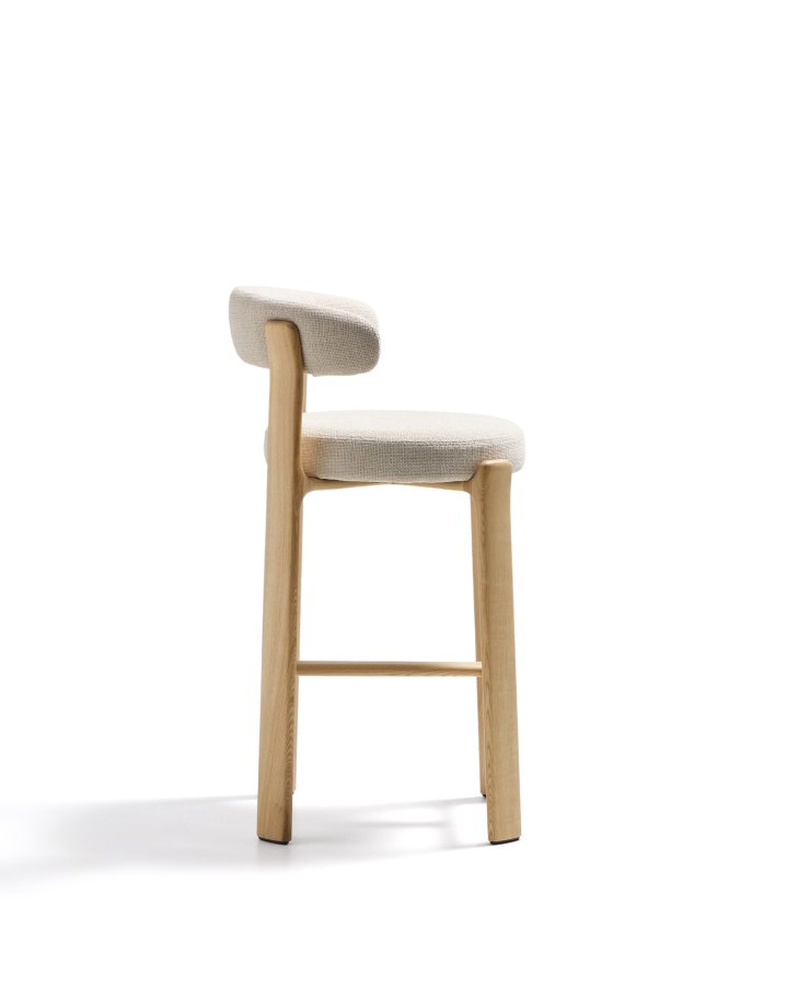 KAVE HOME Granittkrakk laget av beige chenille og heltre ask med naturlig finish FSC 100%