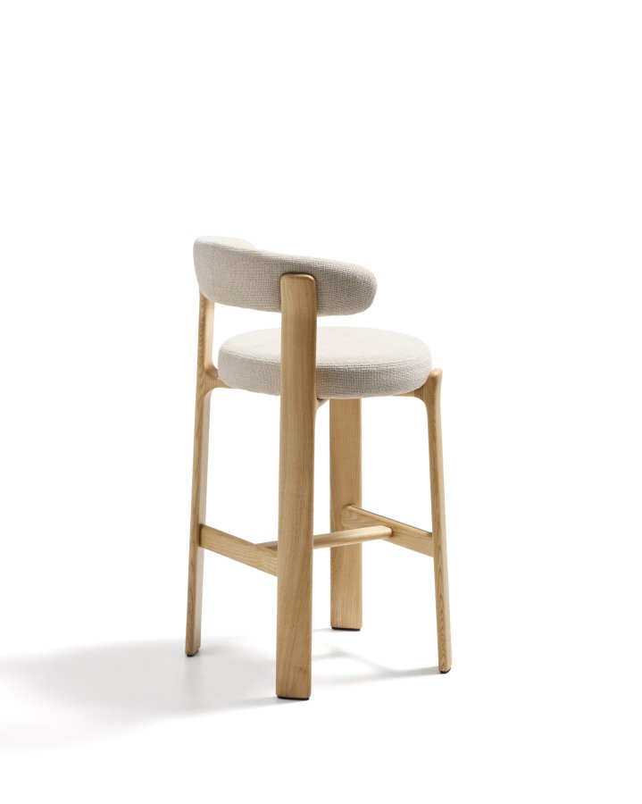 KAVE HOME Granittkrakk laget av beige chenille og heltre ask med naturlig finish FSC 100%