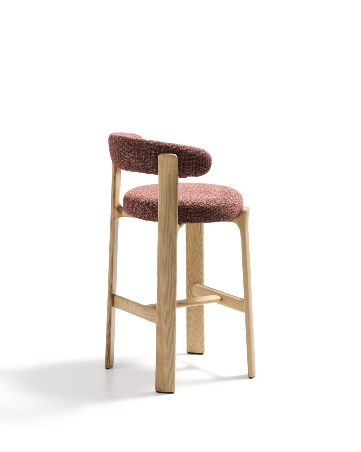 KAVE HOME Granittkrakk i terrakotta chenille og heltre ask med naturlig finish FSC 100%