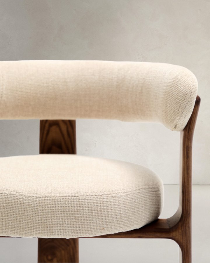 KAVE HOME Granite 3-beiniger Esszimmerstuhl mit Armlehnen – beigefarbenes Chenille und Eschenholz in Walnuss-Optik