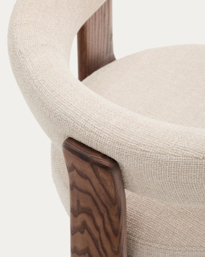 KAVE HOME Granite 3-beiniger Esszimmerstuhl mit Armlehnen – beigefarbenes Chenille und Eschenholz in Walnuss-Optik