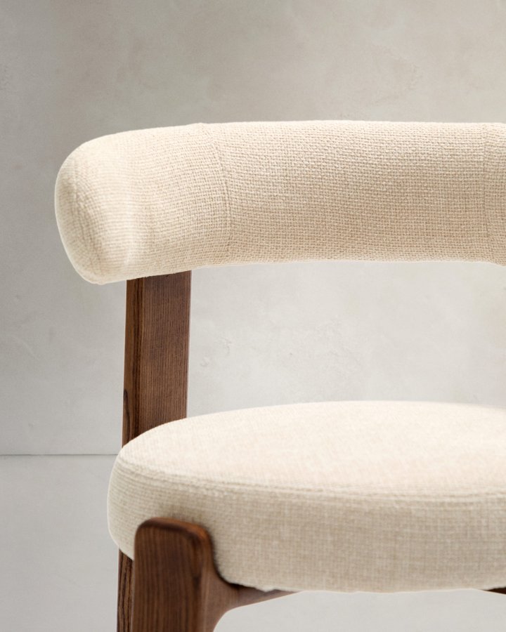 KAVE HOME spisestuestol i granitt - beige chenille og valntt finish asketre