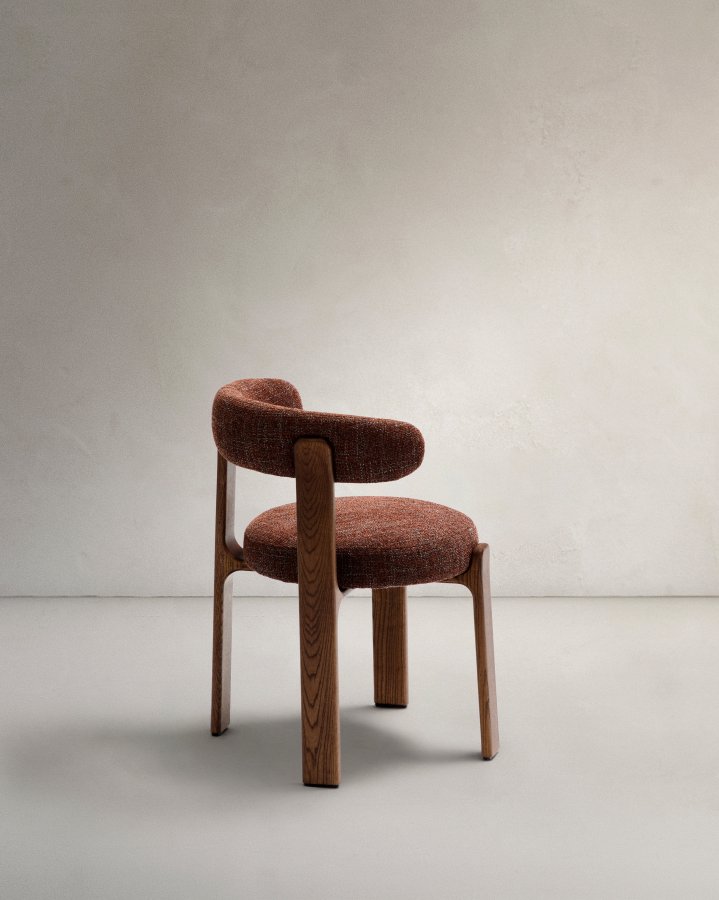 KAVE HOME spisebordsstol i granitt - brun chenille og valntt finish asketre