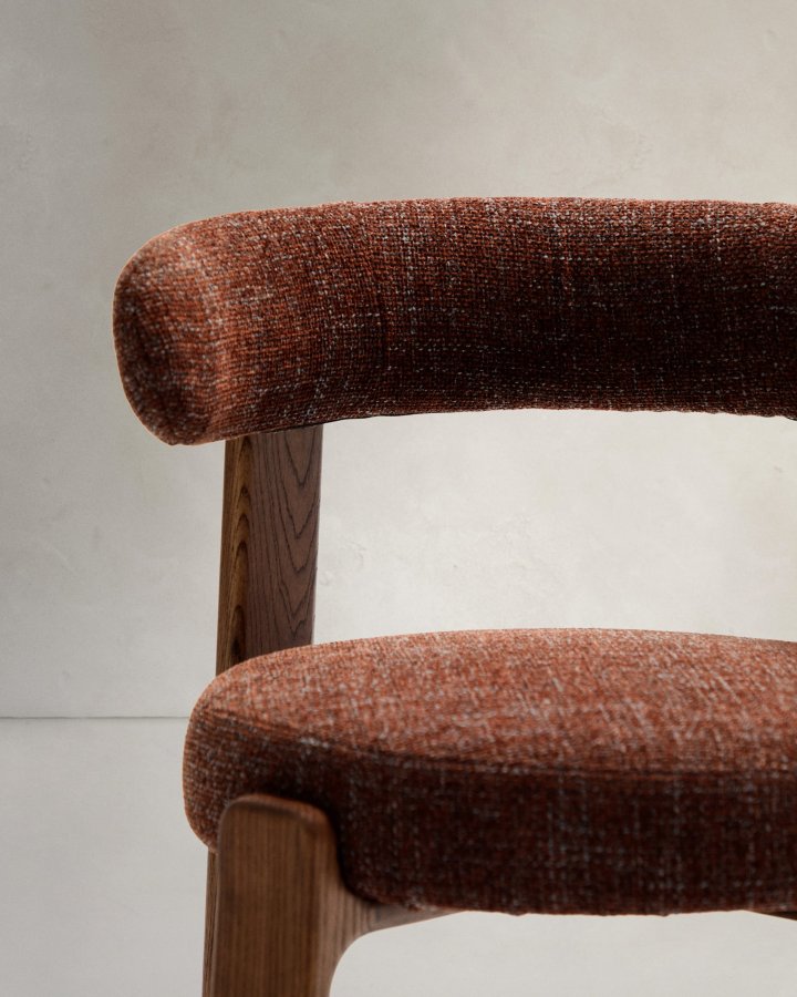 KAVE HOME spisebordsstol i granitt - brun chenille og valntt finish asketre